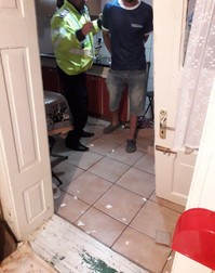 Agresorul, prins de poliție în casa în care nu avea voie să intre