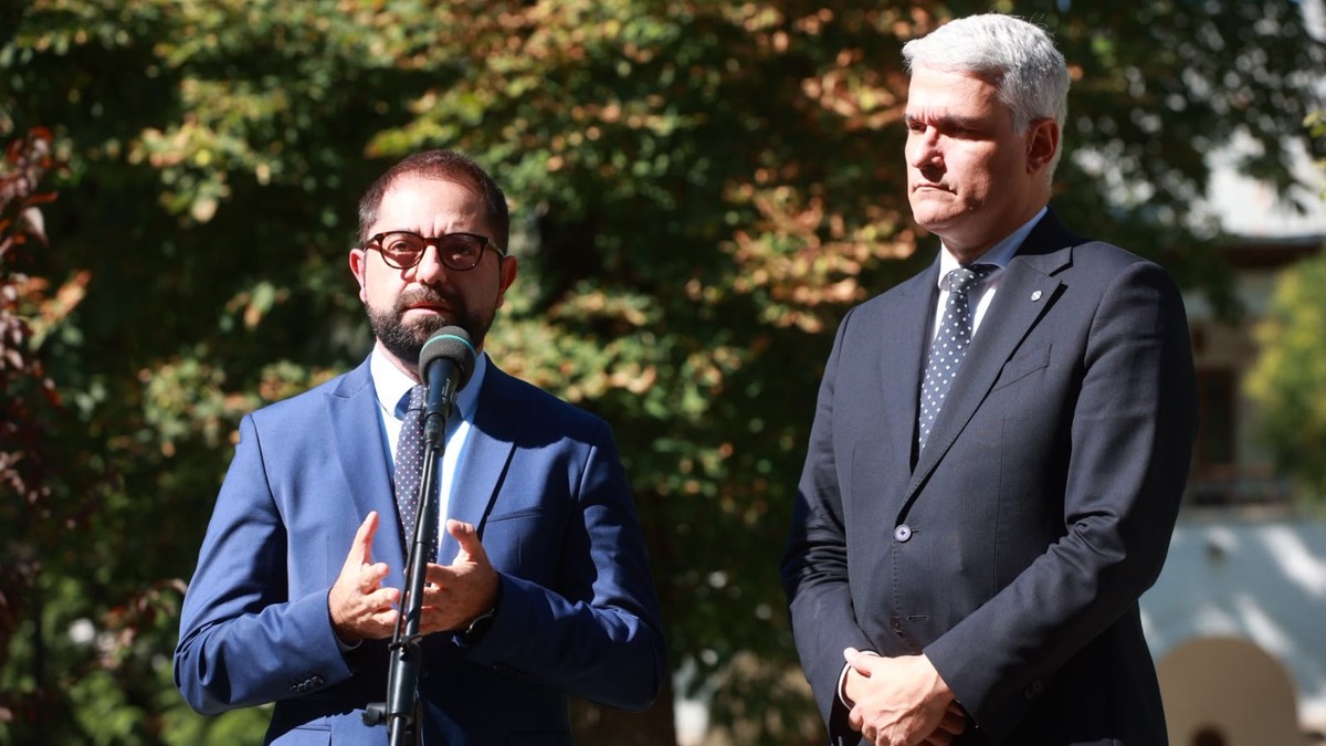 Radu Burnete, consilier prezidențial (stanga )și Dragoș Pîslaru, ministrul interimar al Muncii (dreapta) fac declarații de presă la Cotroceni după consultările privind legea salarizării între președinte și șefii partidelor