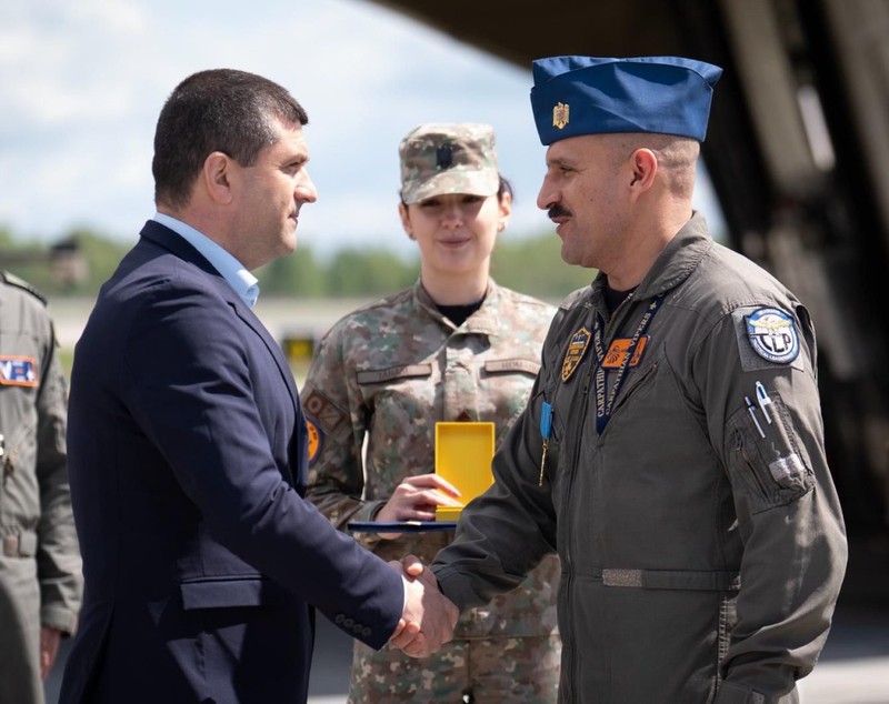 Pilotul român de F-16 care a doborât o dronă în Estonia, decorat de Radu Miruță și conducerea MApN: „În spatele acelui moment au stat ani de pregătire”