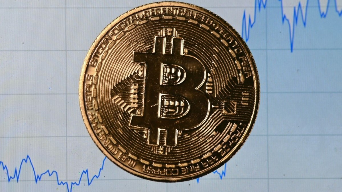 Un tânăr cu doar opt clase a reușit să fure 245.000.000 de dolari în bitcoin și a făcut cheltuieli nebunești. Sursă foto: Profimedia.