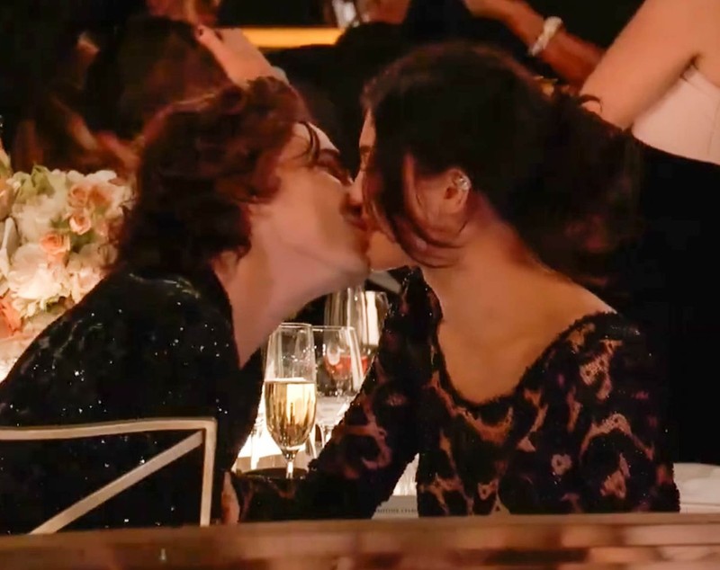 Timothée Chalamet și Kylie Jenner, gesturi tandre la Globurile de Aur. S-au sărutat fără să le pese că sunt fotografiați