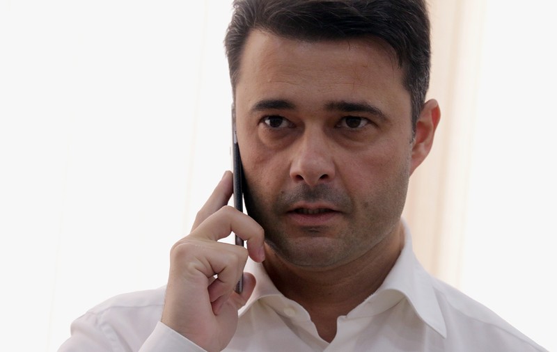 Primarul Sectorului 5, Daniel Florea, darnic cu banii publici: cumpără zeci de mii de telefoane mobile pentru accesul elevilor la educație online