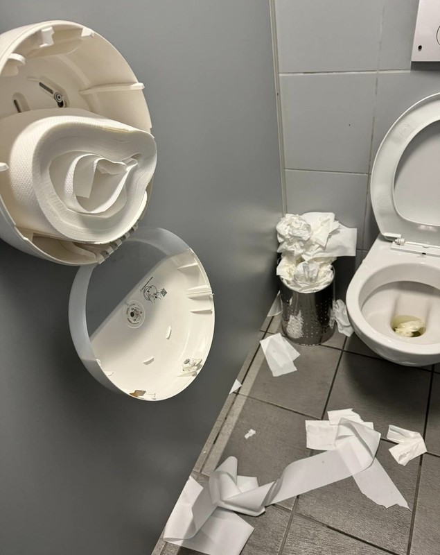 Avocată celebră, indignată de WC-urile de pe Aeroportul Henri Coandă: „Lipsește găleata cu apă pe care să o arunci peste rușine”