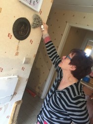 Monique Hidalgo și farfurioara cu un ciobănaș gravat de la Ștefan Kovacs.