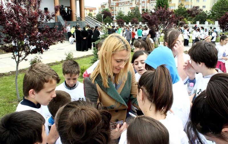 Camelia Potec și Mihai Leu au încurajat peste 400 de copii la crosul "Campionii Bucuriei"