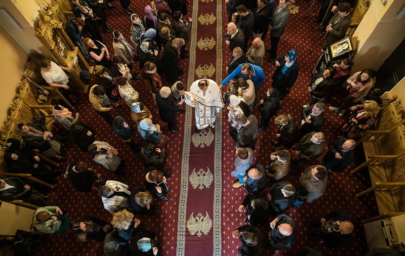 La o Biserică Ortodoxă din Spania, “Tatăl Nostru” se rostește și în română, și în spaniolă. Părintele Ioniță a înființat echipă de fotbal, îi laudă pe compatrioții lui care muncesc, e supărat pe cei care „au stricat tot”, dar i-a vizitat la pușcărie