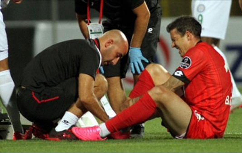 Bogdan Stancu va sta o lună pe tuşă şi ratează dubla cu Ungaria şi Grecia
