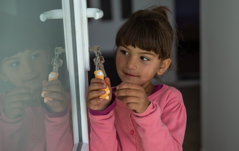 Omenia bate pandemia. Micile prinţese din hambar au casă nouă, ridicată în trei luni