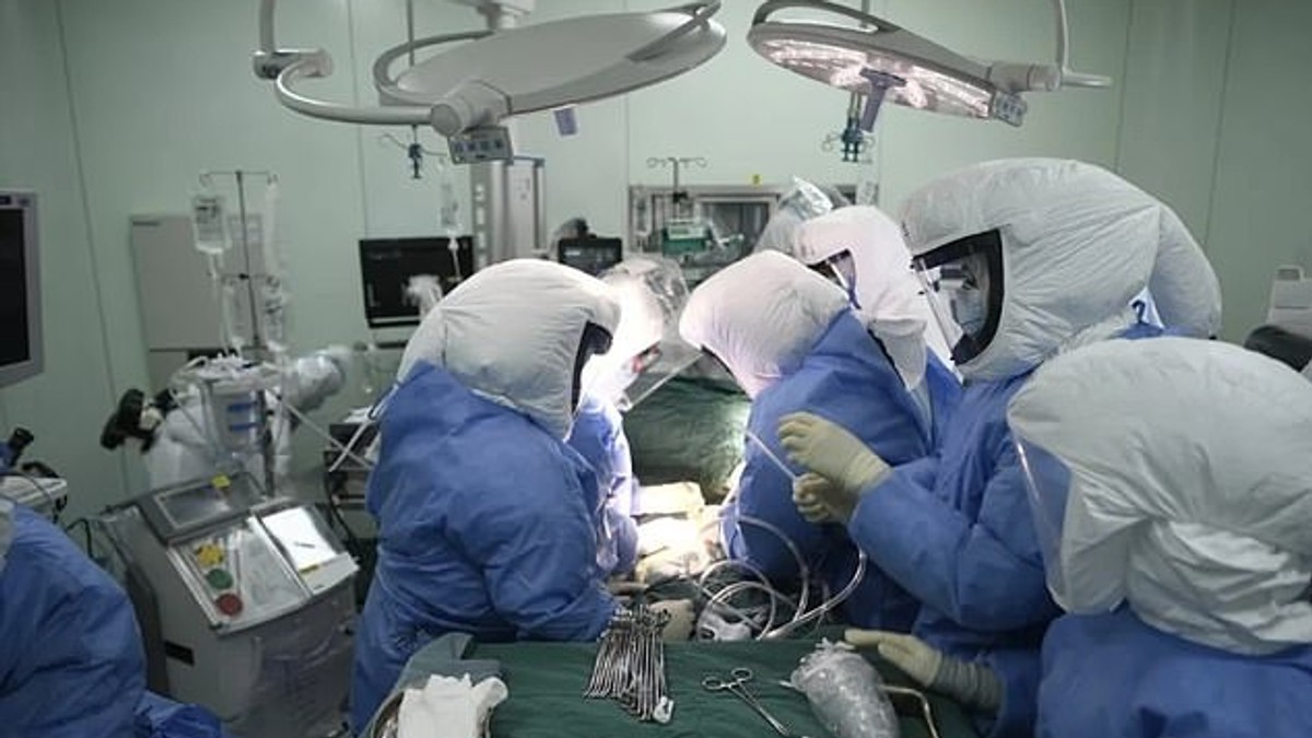 Doctorii din Wuhan au salvat un bărbat de 65 de ani de infecția cu COVID-19 după ce i-au făcut un transplant de plămâni