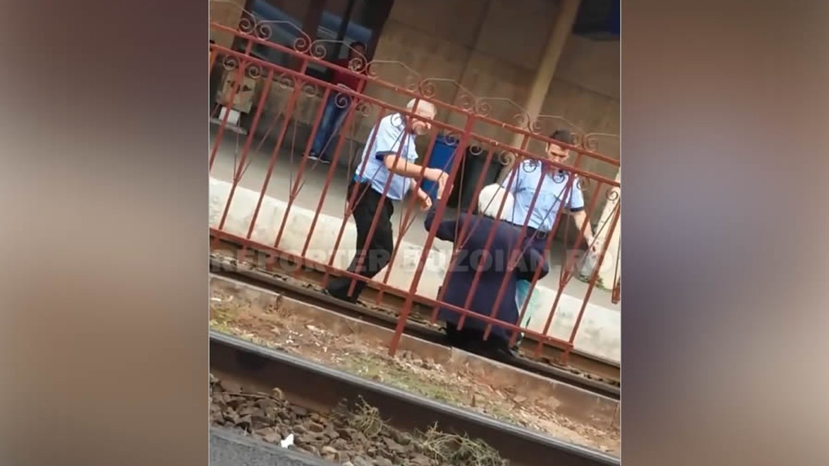 Bătrân fără picioare, blocat între șinele de tren în Buzău