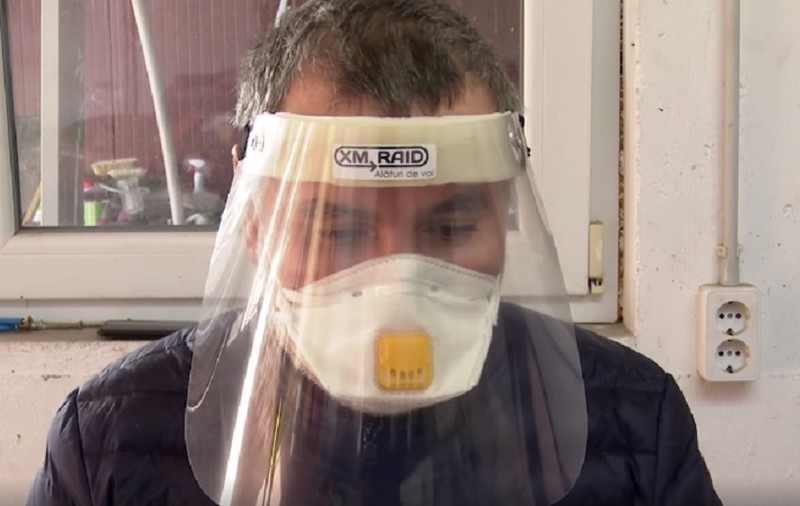VIDEO | Un buzoian produce viziere pentru spitale în propriul atelier