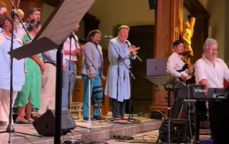 Un preot care purta doar un halat de baie a întrerupt un concert bisericesc și le-a strigat oamenilor: „ieșiți afară din casa mea” | VIDEO