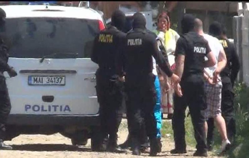 SMURD-ul, atacat cu furci şi topoare la Botoşani. Medicii s-au baricadat în ambulanţă de frică