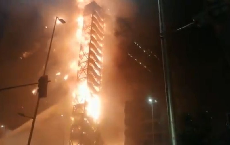 Proteste violente în Chile. Un zgârie-nori a fost incendiat de protestatari