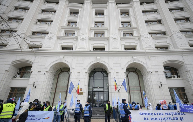 Numărul bugetarilor a scăzut doar pe hârtie. În realitate, Ministerul Finanțelor a scos aproape 5.000 de posturi dintr-un fișier și le-a introdus în altul