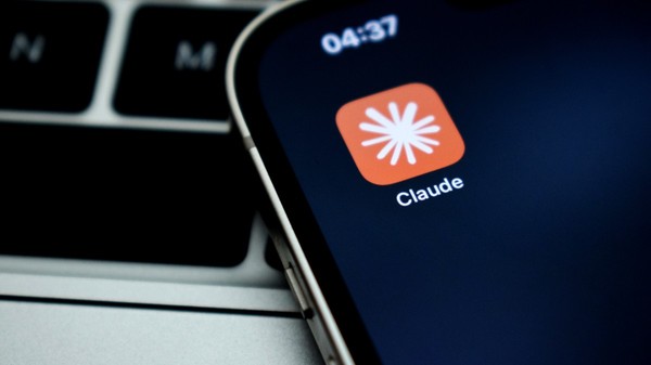 Logo-ul Claude pe un telefon