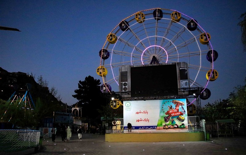 Talibanii au interzis accesul femeilor afgane în parcurile de distracţii și grădinile publice din Kabul