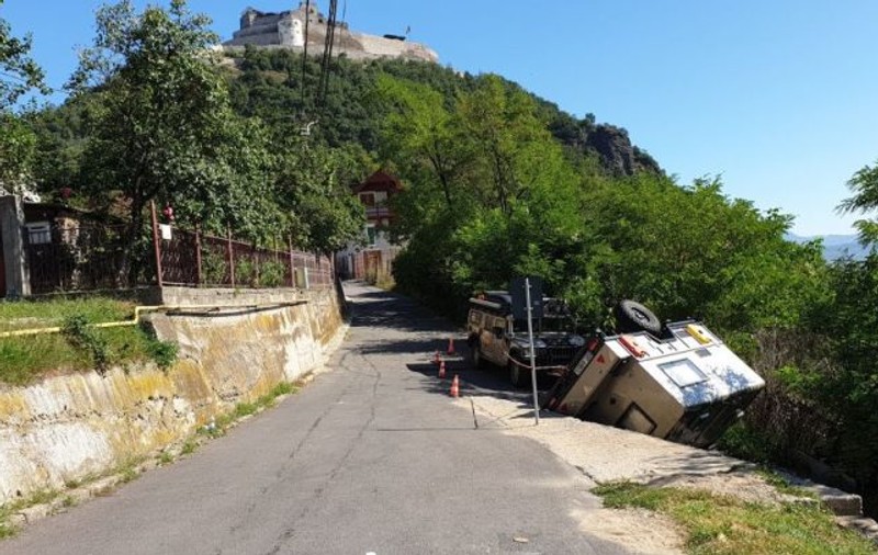 VIDEO | Rulota unei familii de polonezi s-a răsturnat pe o stradă din Deva! Trei copii erau înăuntru