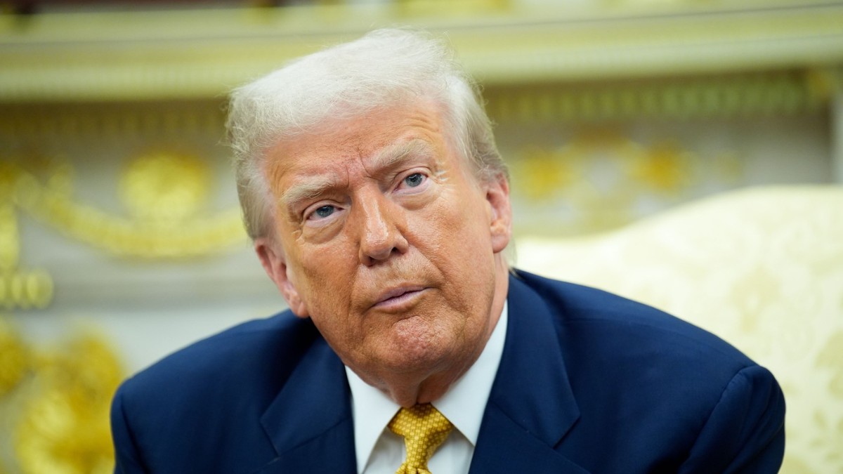 Președintele Statelor Unite, Donald J. Trump, răspunde întrebărilor jurnaliștilor în timpul întâlnirii sale în Biroul Oval de la Casa Albă.