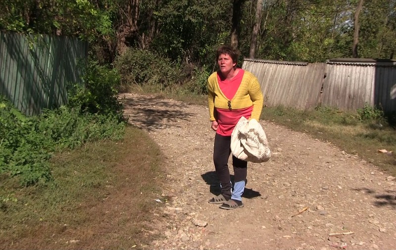 FOTO/ Angajată a Protecției Copilului Vaslui, bătută lângă Tribunal de mama unor copii scoși din familie de instituție