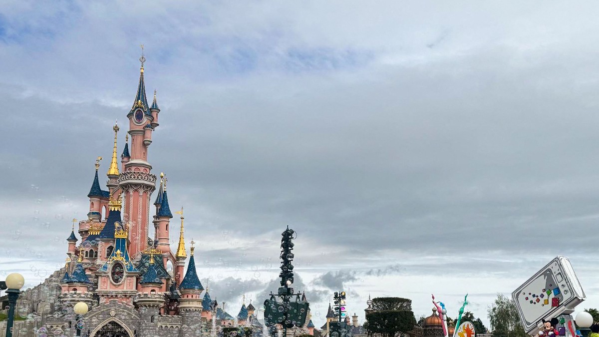Imagine cu oameni aflați la Disneyland Paris