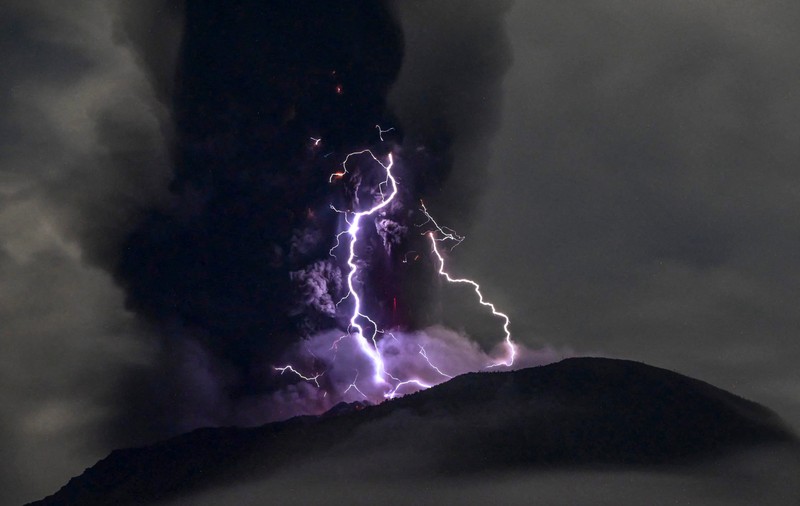 Erupție spectaculoasă a vulcanului Ibu din Indonezia. Fulgere violet în jurul craterului și coloane de cenușă ce se ridică la peste 4 km