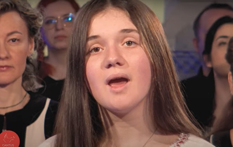 VIDEO. Emoție pură. Corul Madrigal cântă imnul Ucrainei alături de o tânără refugiată de 17 ani. „Poporul nostru va izbândi”