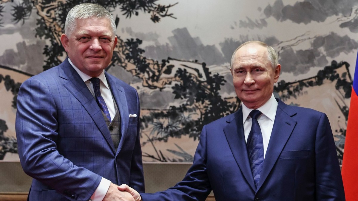 Robert Fico (stâng) dă mâna cu Vladimir Putin Foto: Profimedia