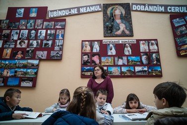 Învățătoara Eostina Abrinei predă cursuri de limba și literatura română pentru copiii românilor din Castellón. Biserica Ortodoxă Sf. Nicolae din Castellón de la Plana
