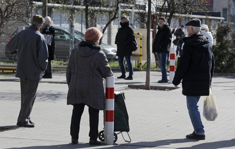 Polonia reintroduce programul special de cumpărături pentru persoanele în vârstă, după o creștere a cazurilor COVID