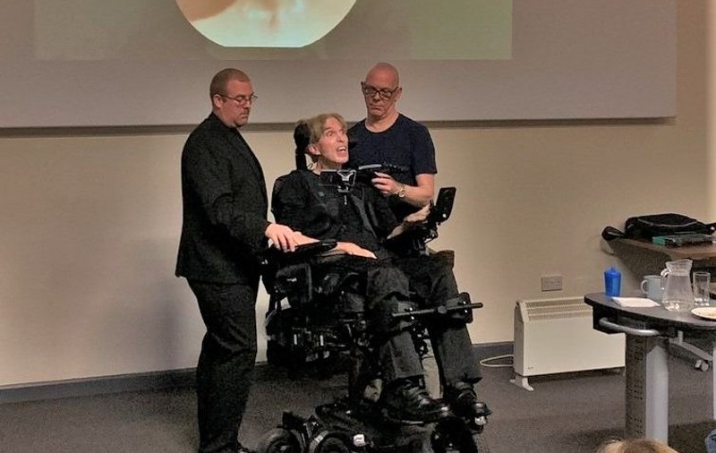A murit primul „cyborg”, omul de știință britanic care s-a transformat parțial în robot după ce a aflat că suferă de o boală neurodegenerativă