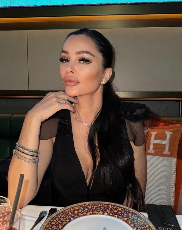 Prin ce trece Brigitte Pastramă în Dubai: „Îmi plânge sufletul, dar nu există să ne întoarcem în România”. Fata ei nu o înțelege