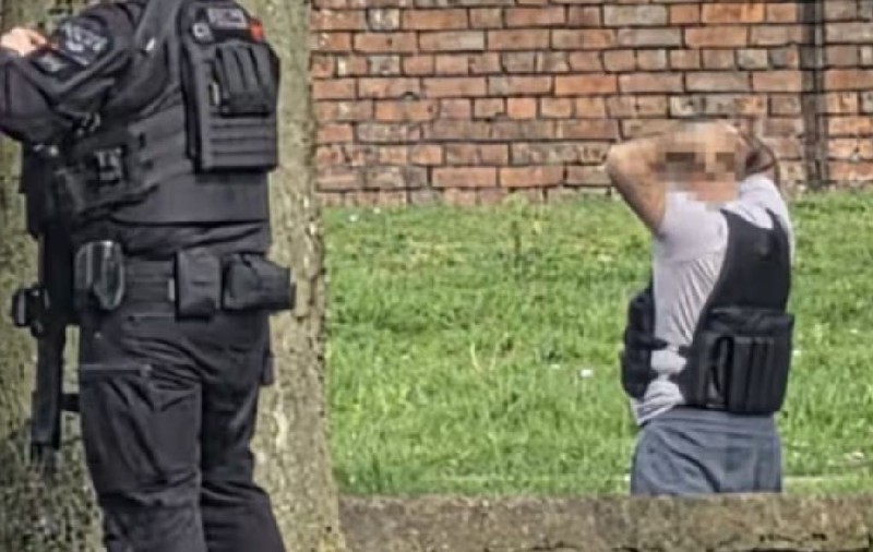 Tată reținut din greșeală, după ce poliția a confundat vesta lui cu greutăți cu una explozivă, în Anglia: „Posibil atac iminent!”