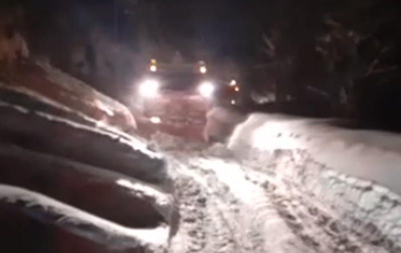 O avalanșă a blocat circulația pe un drum național din Bihor. Drumarii, nevoiți să intervină