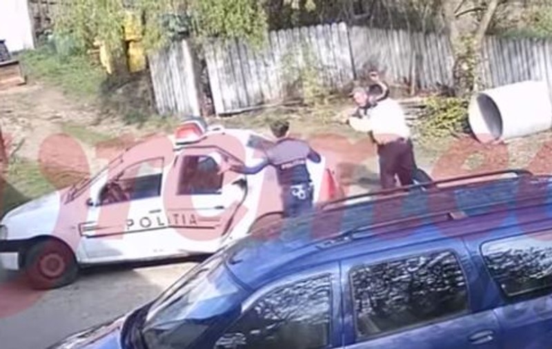 VIDEO | Un polițist din Vaslui a fost filmat în timp ce a lovit un bărbat