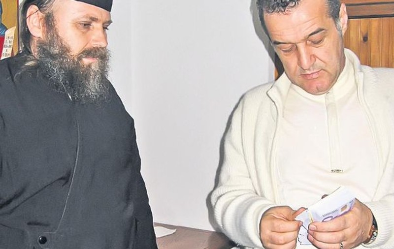 Gigi Becali împarte 100.000 de euro la Athos