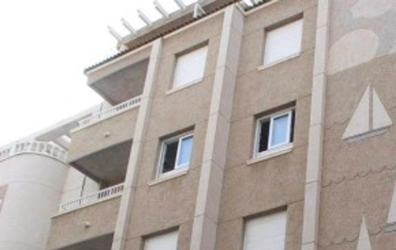 O fetiţă de un an şi jumătate a căzut de la etajul trei