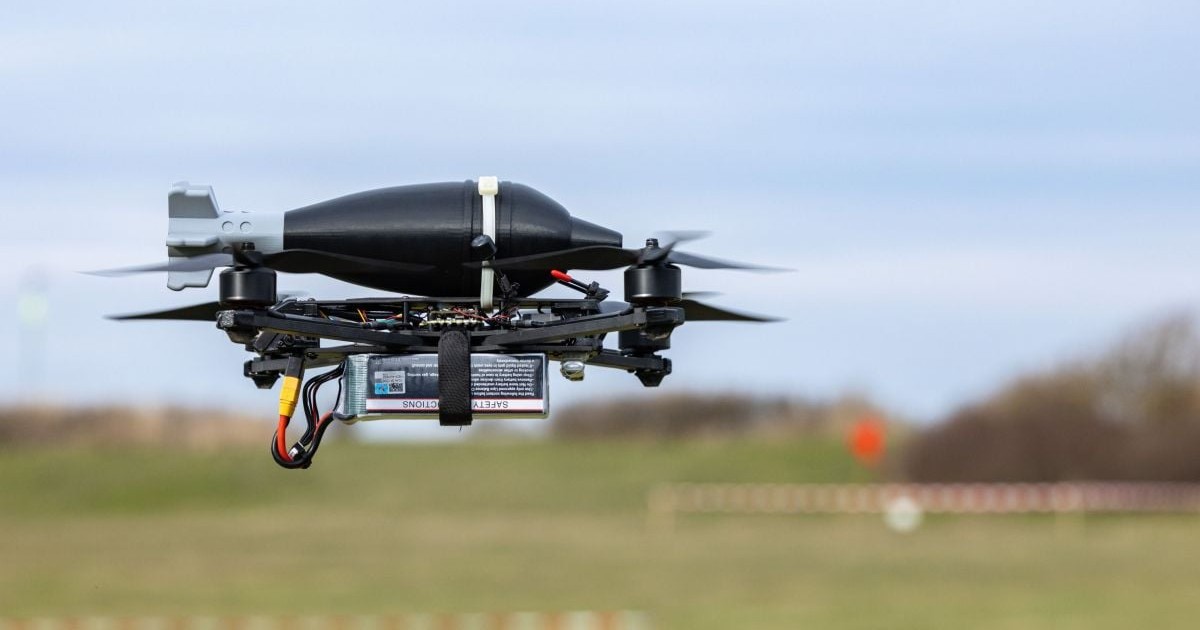 O dronă țintă cu un explozibil fals zboară în timpul unei demonstrații ca parte a „Exercițiului comun de combatere a terorismului” din Schleswig-Holstein, Germania, pe 19 martie 2026