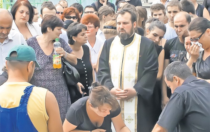 Prăbuşiţi pe sicriul fiicei