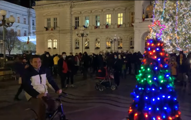 VIDEO | Zeci de persoane au participat la aprinderea luminilor de Crăciun, la Arad. Printre ei, edilul orașului care nu a purtat mască