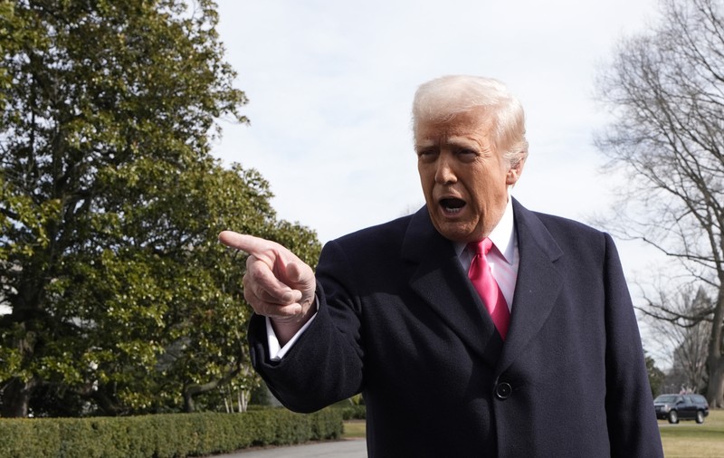 Trump anunţă că tarifele vamale pentru Canada şi Mexic vor intra în vigoare de marţi. Cum răspund cele două state