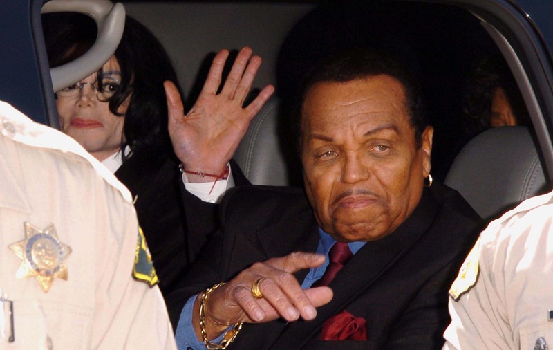 Michael Jackson a fost castrat chimic de tatăl lui pentru a-și menține vocea înaltă, susține medicul starului