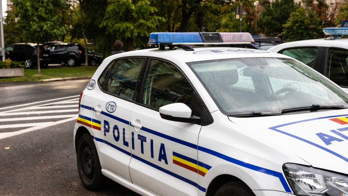 O mașină de Poliție parcată pe o stradă