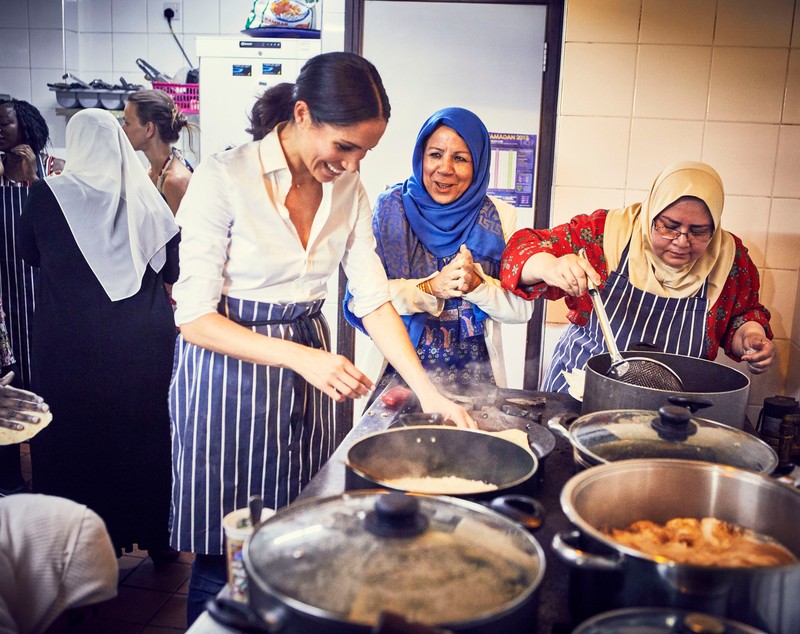 FOTO| Meghan Markle la cratiță. Ducesa de Sussex a ajutat la realizarea unei cărți de bucate pentru a-i ajuta pe supraviețuitorii incendiului de la Grenfell Tower