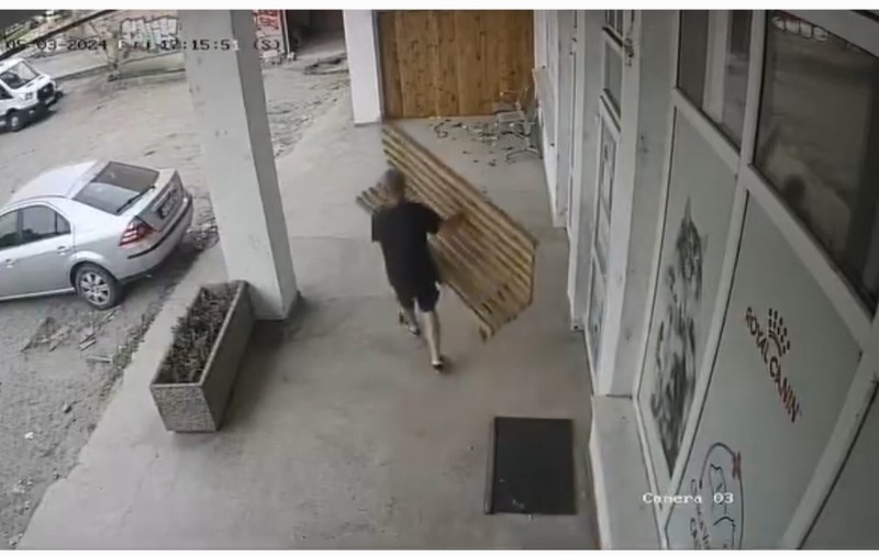 Un bărbat a fost filmat când fură o bancă de lemn din fața unei clinici veterinare din Cluj-Napoca. Mesaj viral pe Facebook