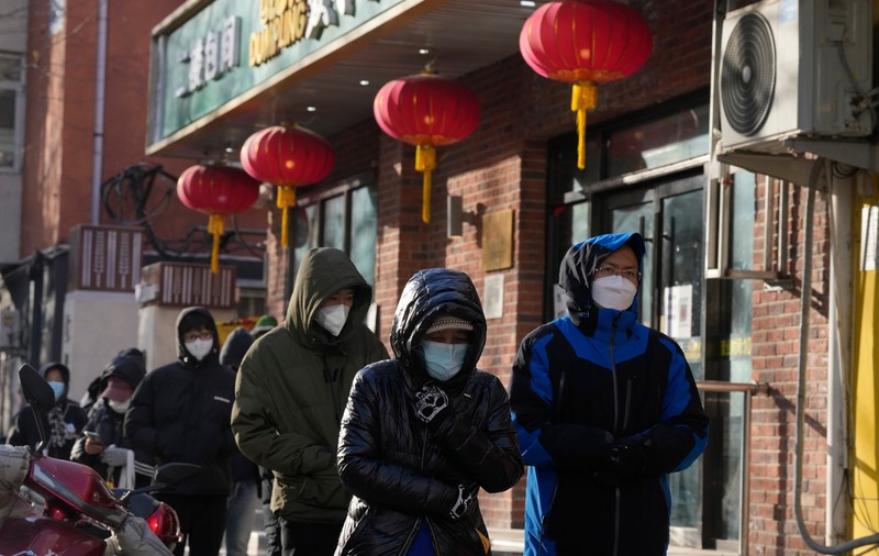 China se confruntă cu o perioadă „foarte grea” după relaxarea politicii zero-COVID, avertizează OMS