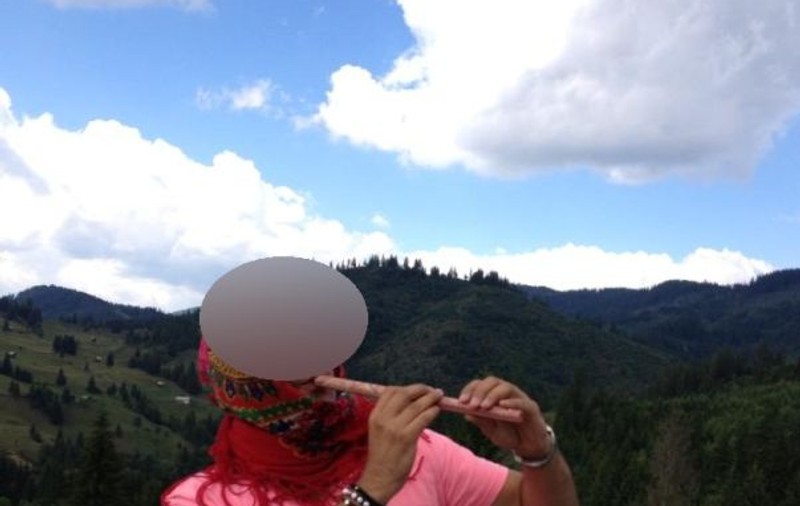Nu ghiceşti ce bărbat celebru din România poartă accesorii de femeie! Ce zici, îi stă bine cu basma? | FOTO