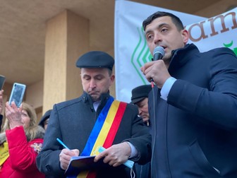 Primarul din Bosanci, Neculai Miron, alături de George Simion, semnând lista pentru suspendarea președintelui Iohannis | Foto: suceavalive.ro / Facebook