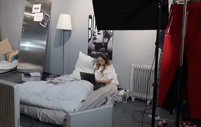 Cine e Bianca Tilici, artista care s-a închis 24 de ore într-o cameră cu vedere dinspre Calea Victoriei din București