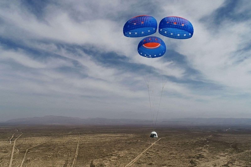 Căderea capsulei Blue Origin va fi atenuată de trei parașute | FOTO: Profimedia